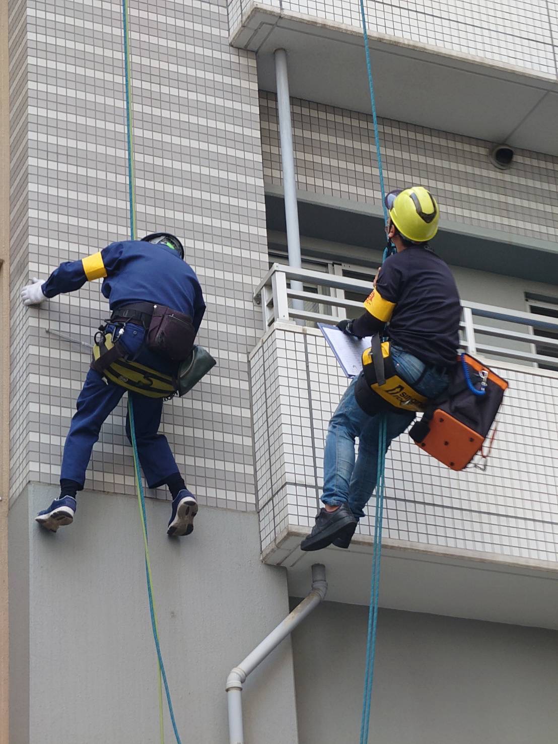 建物高所で行うロープアクセス作業