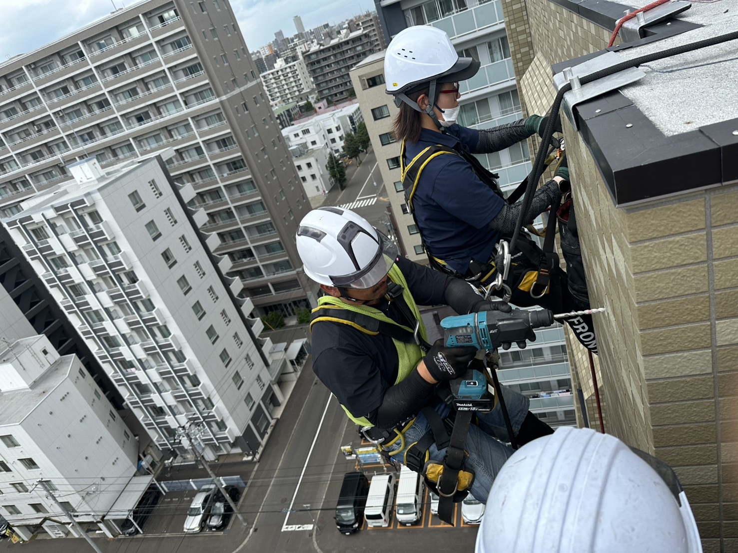ロープアクセスによる建物高所での作業