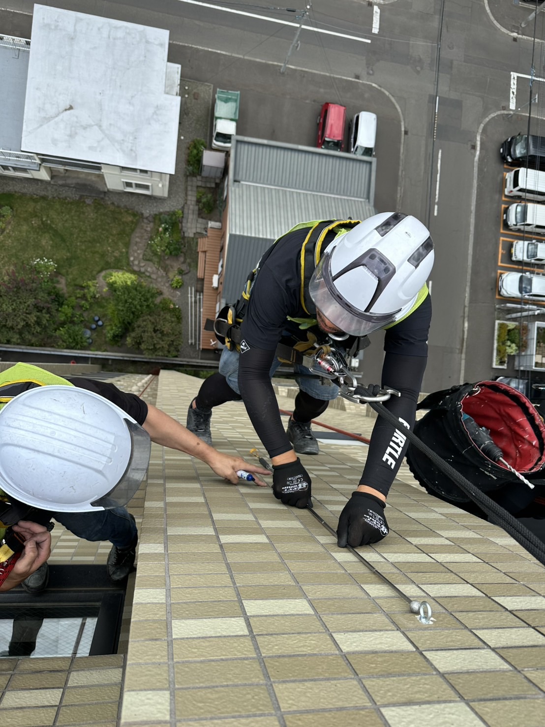 建物外壁で行うロープアクセス作業